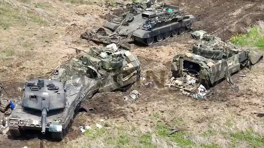 (06.10) Một số hình ảnh được cho là xe tăng Leopard 2A6 do Đức sản xuất và xe bọc thép chiến đấu Bradley của Mỹ bị phá hủy tại Ukraine. (Nguồn: Twitter)