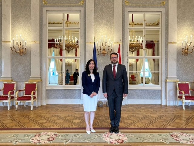 Việt Nam luôn coi trọng và mong muốn tăng cường quan hệ hợp tác nhiều mặt với Hungary Việt Nam luôn coi trọng và mong muốn tăng cường quan hệ hợp tác nhiều mặt với Hungary