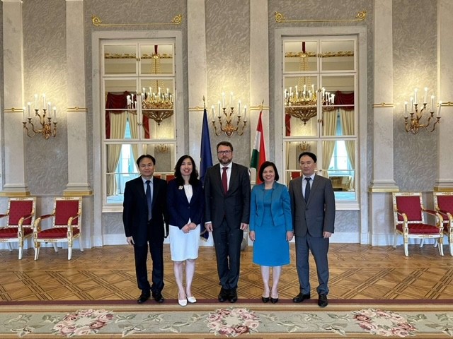 Việt Nam luôn coi trọng và mong muốn tăng cường quan hệ hợp tác nhiều mặt với Hungary Việt Nam luôn coi trọng và mong muốn tăng cường quan hệ hợp tác nhiều mặt với Hungary