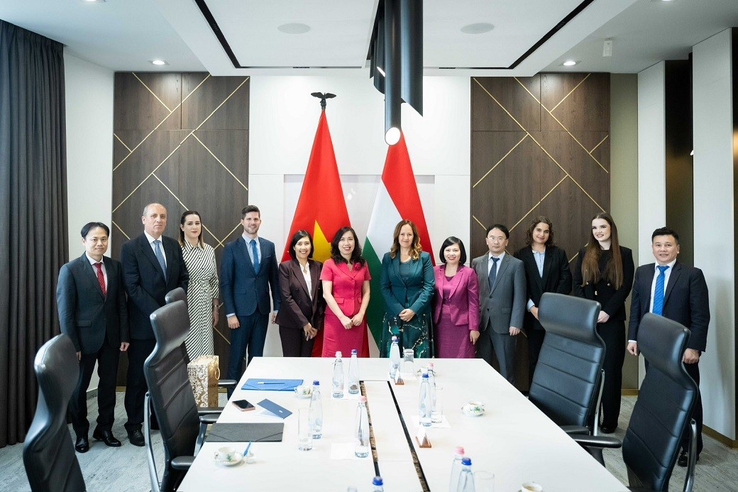 Việt Nam luôn coi trọng và mong muốn tăng cường quan hệ hợp tác nhiều mặt với Hungary Việt Nam luôn coi trọng và mong muốn tăng cường quan hệ hợp tác nhiều mặt với Hungary