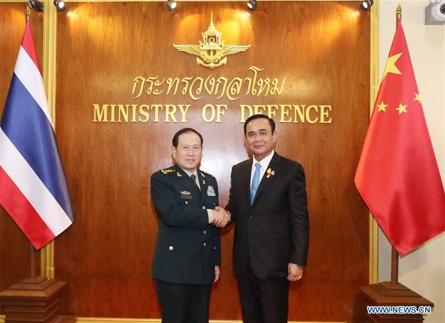 Thủ tướng kiêm Bộ trưởng Quốc phòng Thái Lan Prayut Chan-o-cha (phải) gặp Ủy viên Quốc vụ kiêm Bộ trưởng Quốc phòng Trung Quốc Ngụy Phượng Hòa tại Bangkok, Thái Lan, ngày 17 tháng 11 năm 2019. (Tân Hoa Xã)