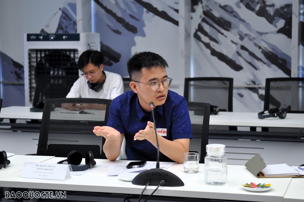 (06.10) Ông Bùi Duy Khánh, Phó Giám dốc Trung tâm An ninh Mạng, Tập đoàn FPT, nêu thắc mắc trong phiên Thảo luận tại Hội thảo. (Ảnh: Minh Quân)