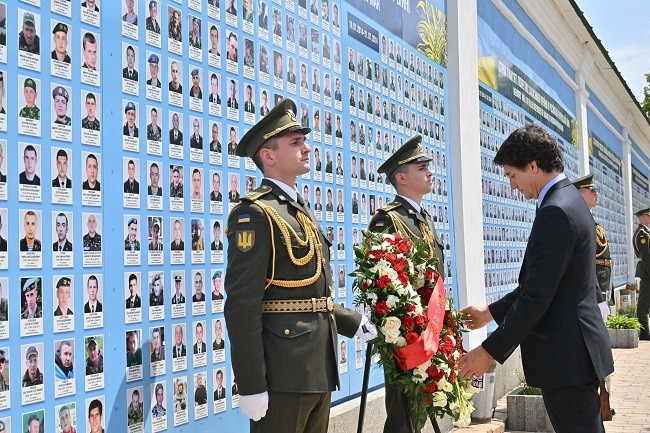 Thủ tướng Canada  Justin Trudeau thăm khu tưởng niệm những người lính Ukraine đã thiệt mạng kể từ năm 2014. (Nguồn: AFP)