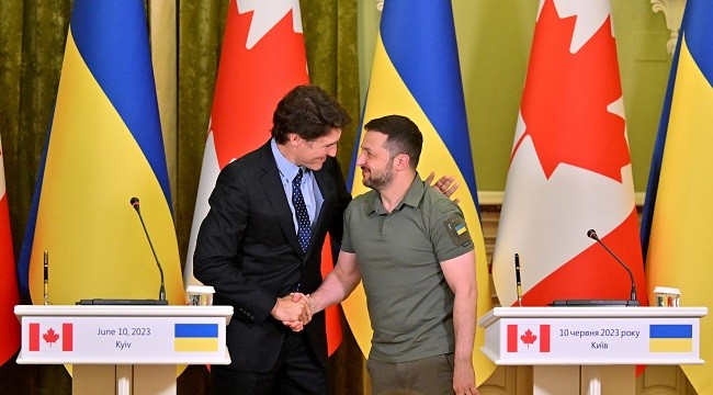 Thủ tướng Canada Justin Trudeau (bên trái) và Tổng thống Ukraine Volodymyr Zelensky tại cuộc họp báo sau hội đàm ở Kiev, Ukraine ngày 10/6. (Nguồn: AFP)