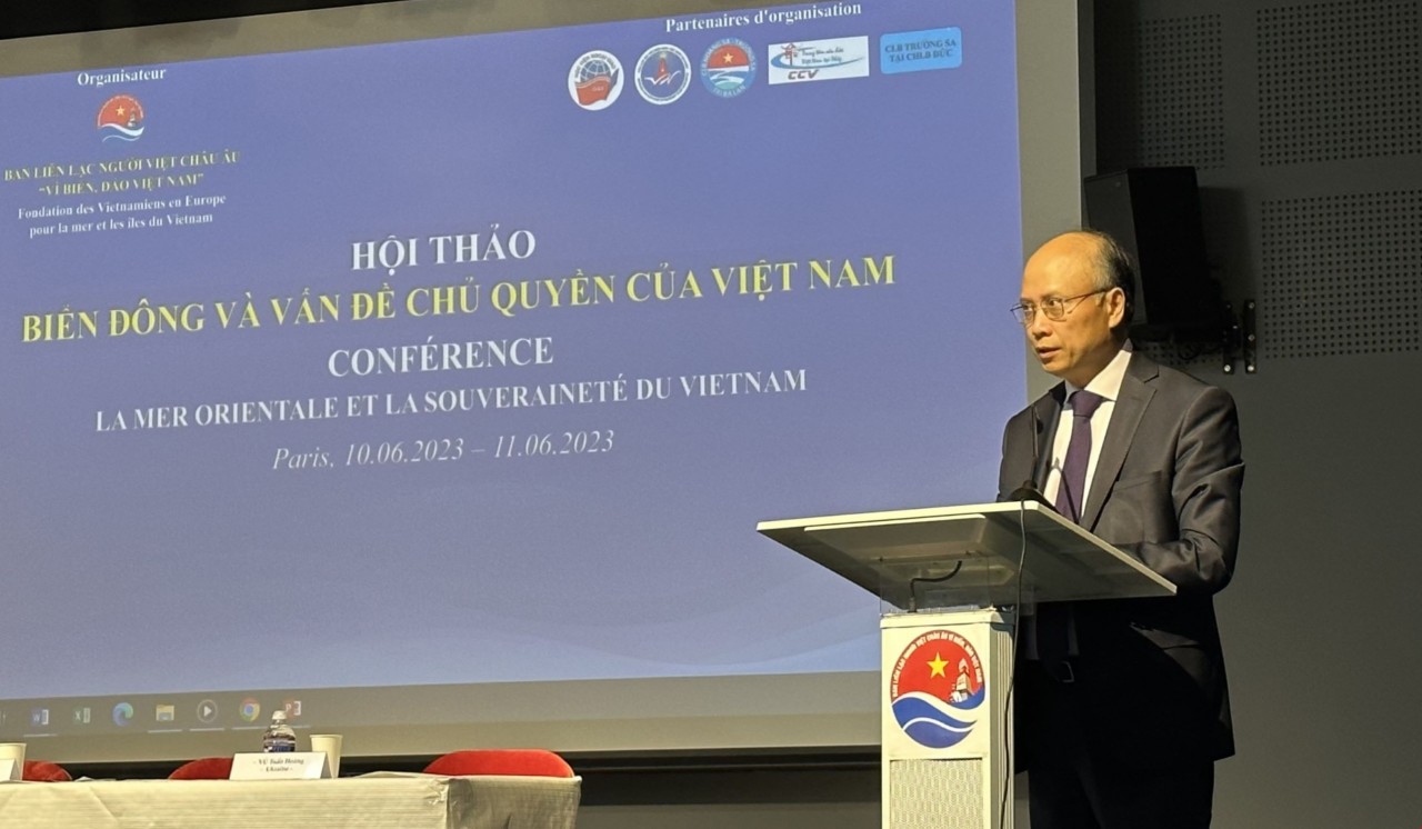 Đại sứ Việt Nam tại Pháp Đinh Toàn Thắng phát biểu tại hội thảo Biển Đông và chủ quyền biển đảo Việt Nam dưới góc nhìn của các học giả châu Âu. (Nguồn: TTXVN)