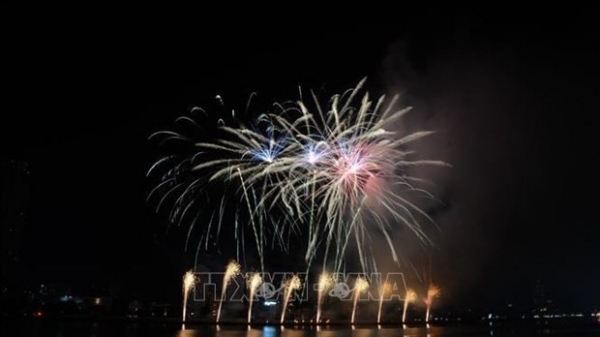 French, Canadian teams compete at Da Nang Fireworks festival