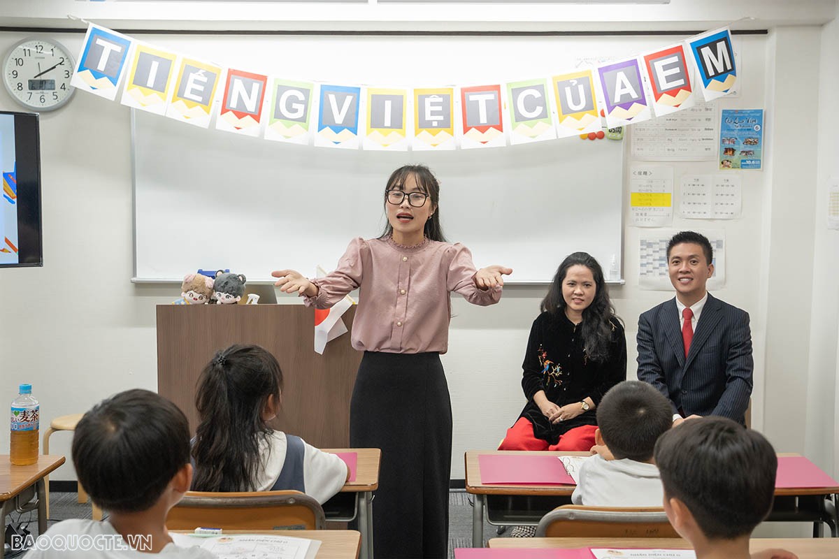 Bà Vũ Chi Mai, Tổng lãnh sự Việt Nam tại Fukuoka và ông Nguyễn Duy Anh, Chủ tịch Hội Người Việt Nam tại Fukuoka tham dự lễ khai giảng lớp học.
