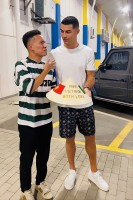 VĐV Đỗ Kim Phúc gặp gỡ và tặng nón lá siêu sao Cristiano Ronaldo tại Al Nassr FC