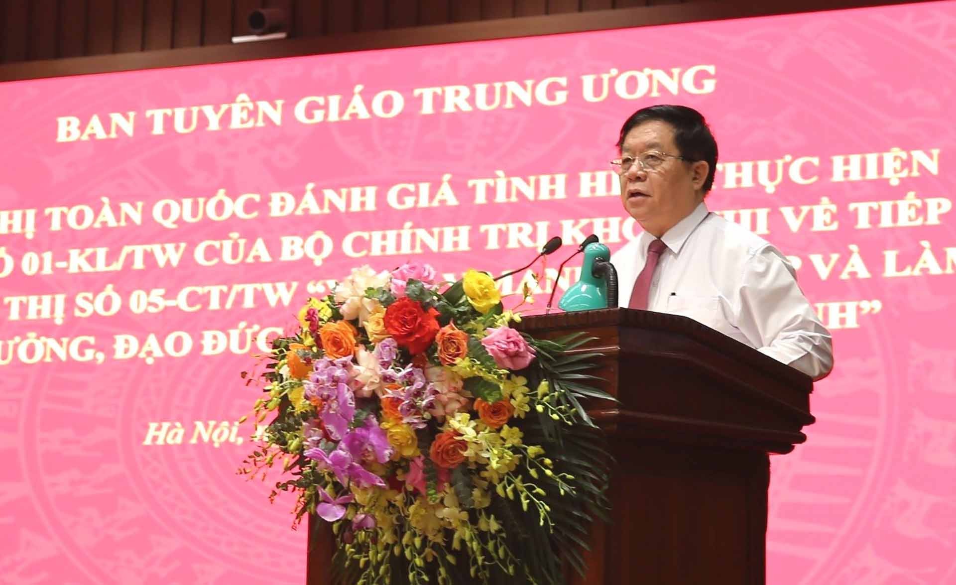 Cán bộ, đảng viên phải nêu cao tinh thần gương mẫu trong việc học tập ...