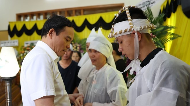 Phó Thủ tướng Trần Lưu Quang thăm, viếng, động viên gia đình các nạn nhân bị tấn công tại Đắk Lắk
