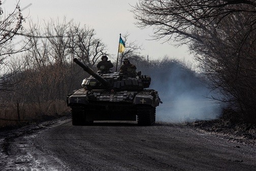 Binh lính Ukraine lái xe tăng gần Bakhmut. Ảnh: Reuters