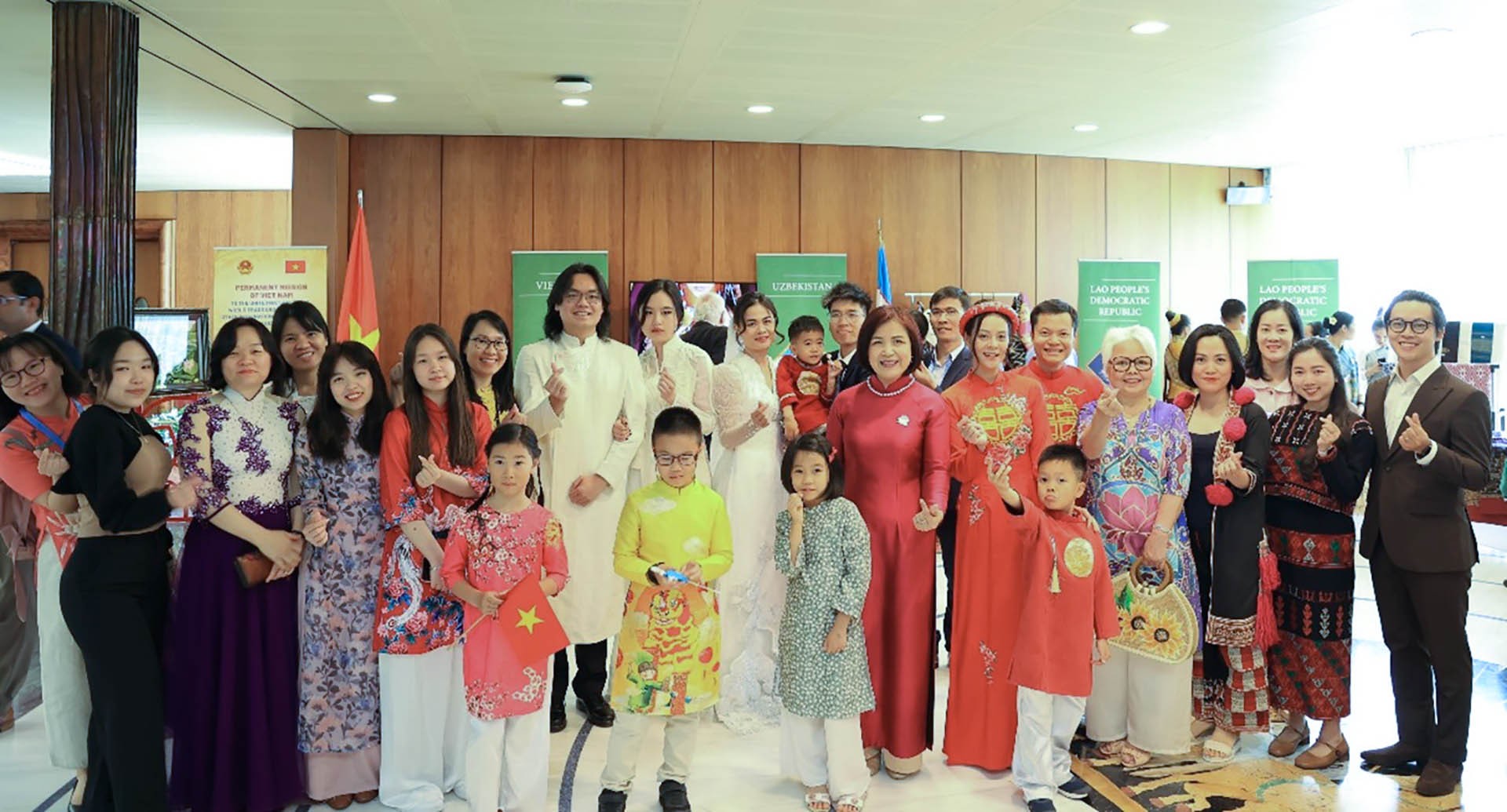 Đại sứ Lê Thị Tuyết Mai và một số gia đình thành viên Phái đoàn Việt Nam, đại diện cộng đồng người Việt Nam tại Geneva tham gia giới thiệu đặc sắc đám cưới Việt Nam tại Lễ hội. (Nguồn : TTXVN)