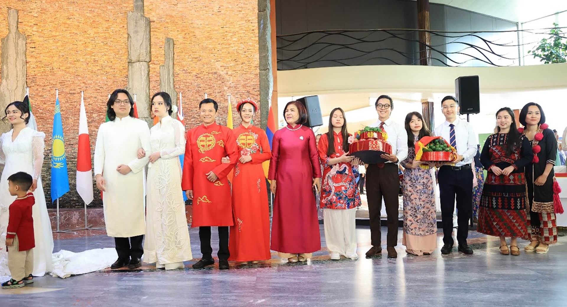 Đại sứ Lê Thị Tuyết Mai (thứ sáu từ trái sang phải) cùng cán bộ Phái đoàn tại Geneva giới thiệu một số trang phục đám cưới dân tộc Việt Nam tại Lễ hội Đám cưới châu Á, ngày 7/6. (Nguồn : TTXVN)