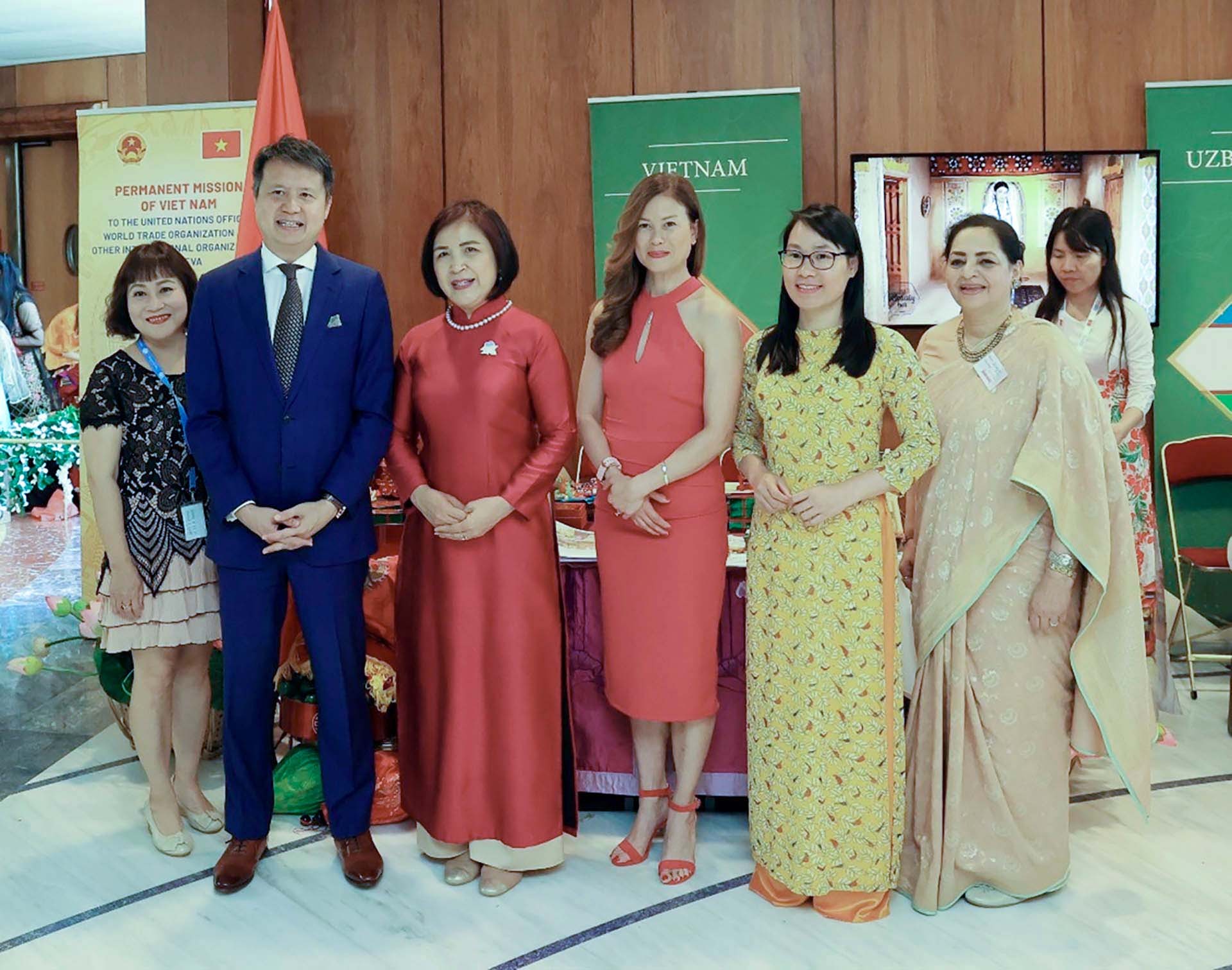Tổng giám đốc WIPO Daren Tang (thứ hai từ trái sang) và phu nhân (thứ tư từ trái sang) và Đại sứ Lê Thị Tuyết Mai tại quầy trưng bày của Phái đoàn Việt Nam. (Nguồn : TTXVN)