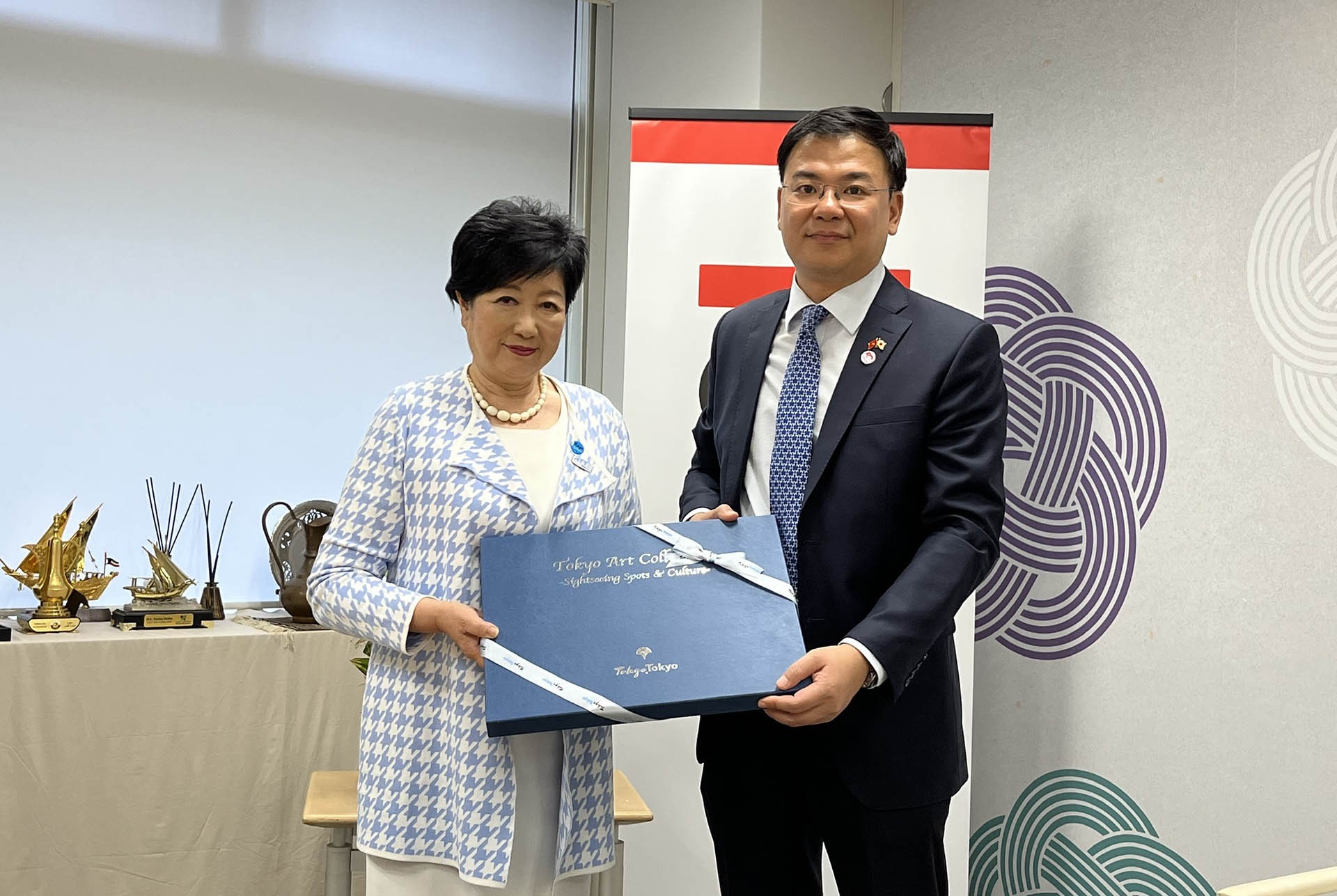 Đại sứ Phạm Quang Hiệu gặp bà Koike Yuriko, Thống đốc Thủ đô Tokyo.