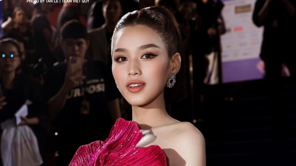Hoa hậu Đỗ Thị Hà tỏa sáng, rạng rỡ trong 'siêu phẩm' của NTK Lê Thanh Hòa
