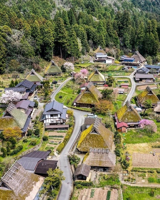 Làng Kayabuki No Sato cách Kyoto (Nhật Bản) khoảng 55km, được bao quanh bởi các ngọn núi. Đặc trưng nơi đây là những ngôi nhà lợp mái tranh, khung cảnh tựa cổ tích thu hút du khách. (Ảnh: Instagram Robertmichaelpoole)