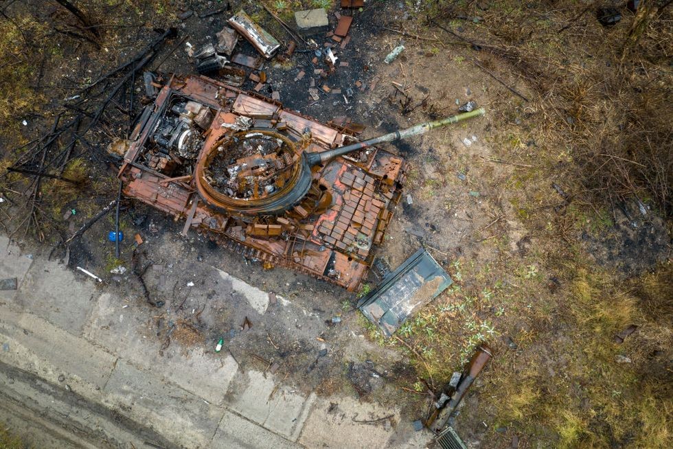 Xe tăng T-80 của Nga bị phá hủy với tháp pháo bị bung và lật được nhìn thấy tại Bogorodychne ở vùng Donbas. (Nguồn: Getty)