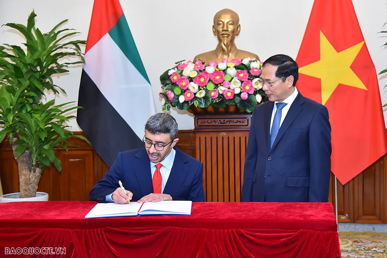 Vietnam, UAE Foreign Ministers hold talks, seeing ample room for cooperation