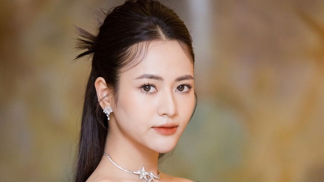 Ngắm thời trang dịu dàng, tinh tế của diễn viên Việt Hoa phim Nơi giấc mơ tìm về