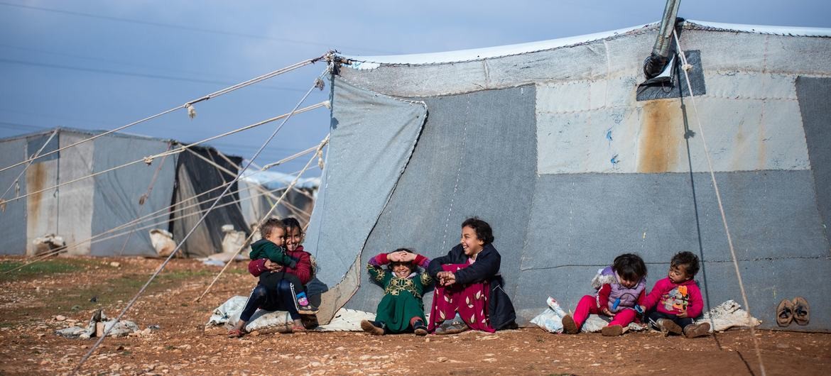 Trẻ em ngồi bên ngoài lều của gia đình tại trại tạm thời Alzhouriyeh ở vùng nông thôn phía đông Homs, Syria. (Nguồn: UNICEF)