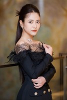 Ngắm thời trang dịu dàng, tinh tế của diễn viên Việt Hoa phim Nơi giấc mơ tìm về