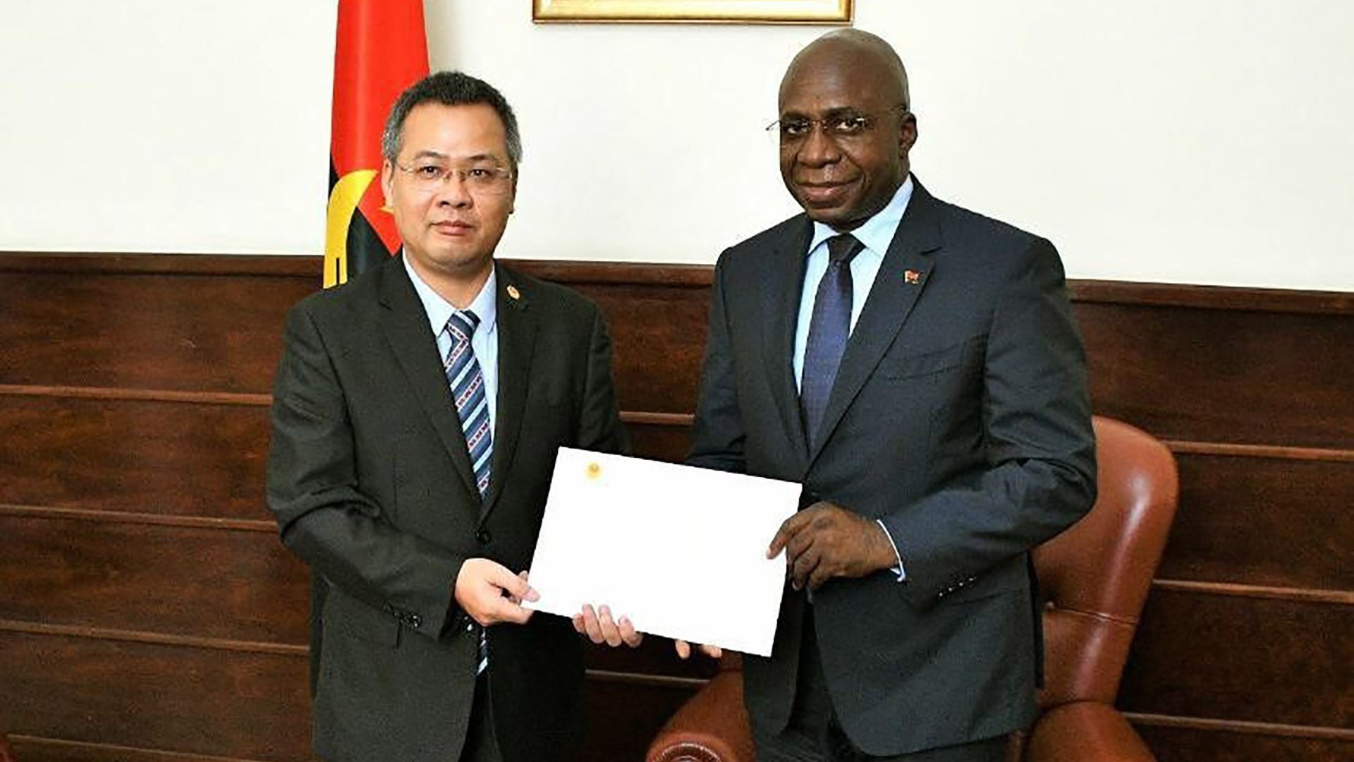Đại sứ Dương Chính Chức trình bản sao Thư ủy nhiệm lên Bộ trưởng Ngoại giao Angola
