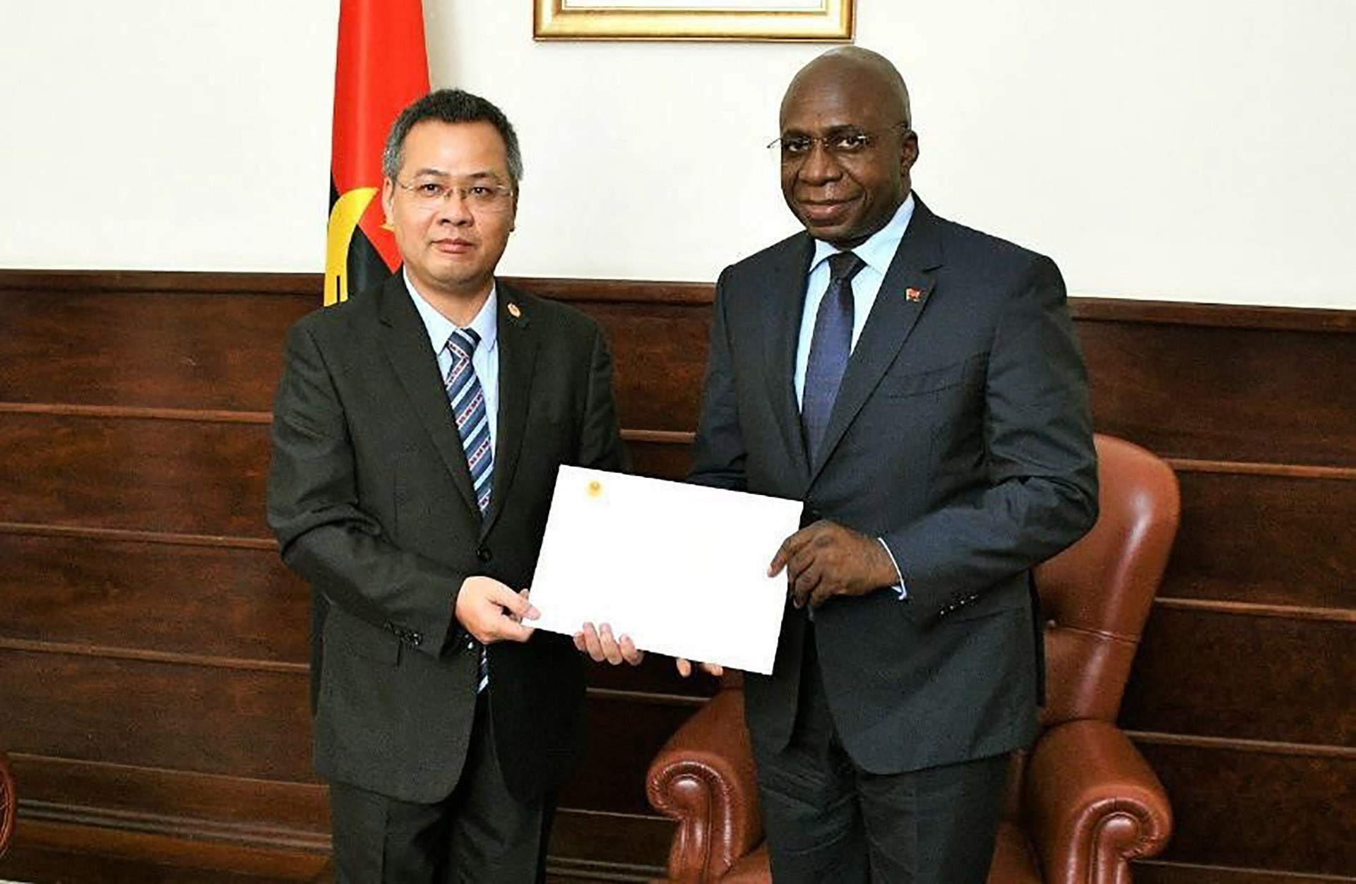 Đại sứ Dương Chính Chức và Bộ trưởng Ngoại giao Angola Angola Téte António trong buổi chào xã giao và trình bản sao Thư ủy nhiệm.