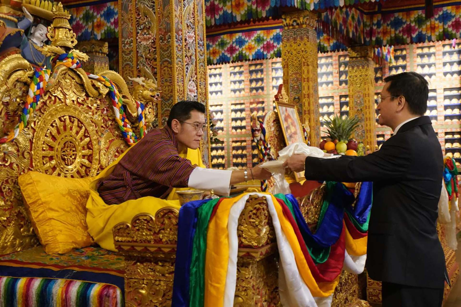 Đại sứ Nguyễn Thanh Hải trình Thư ủy nhiệm của Chủ tịch nước Võ Văn Thưởng lên Quốc vương Bhutan Jigme Khesar Namgyel Wangchuck.