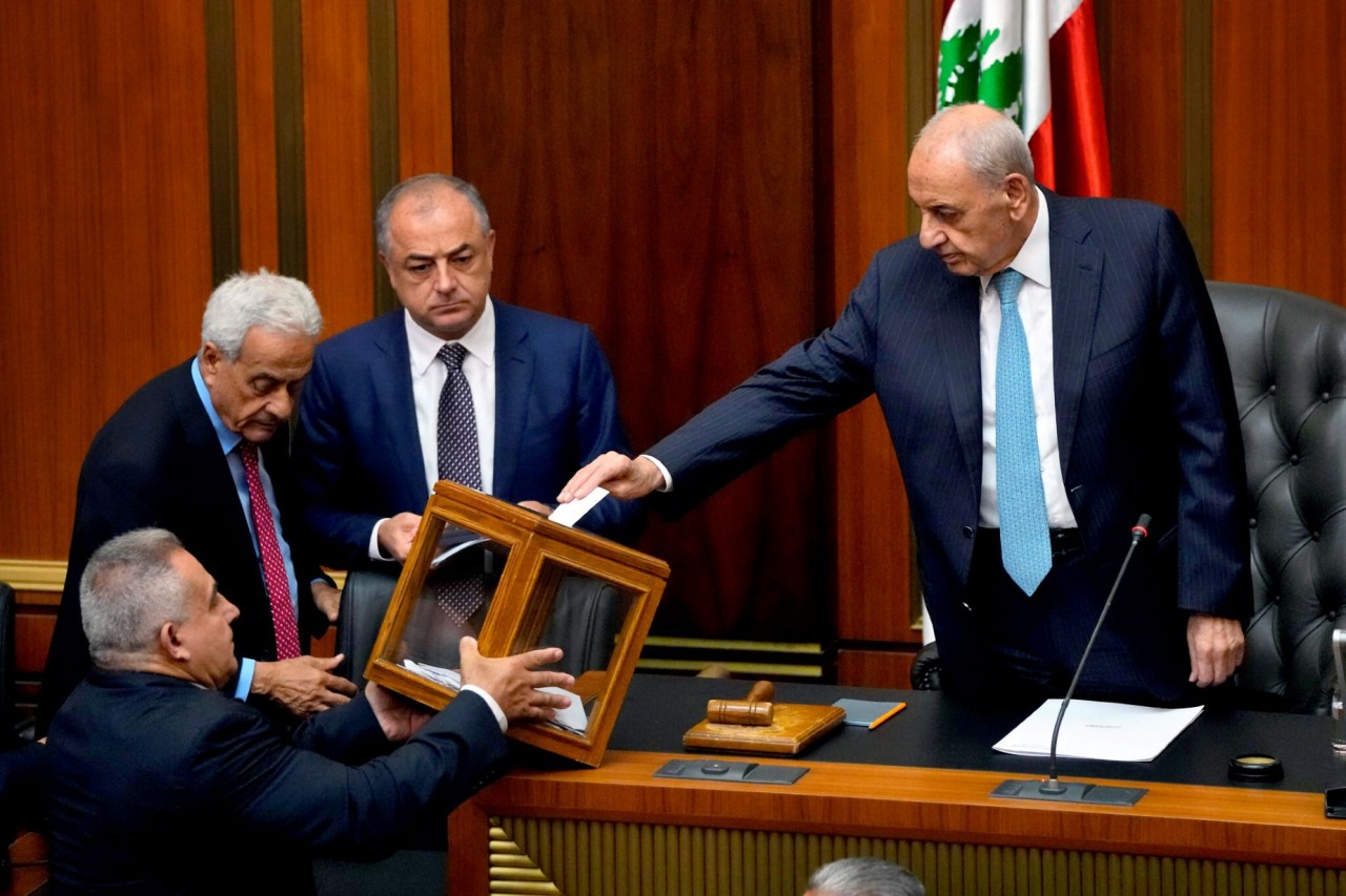 Chủ tịch Quốc hội Lebanon Nabih Berri bỏ phiếu bầu tổng thống mới trong cuộc bỏ phiếu tại thủ đô Beirut ngày 14/6. (Nguồn: AP)