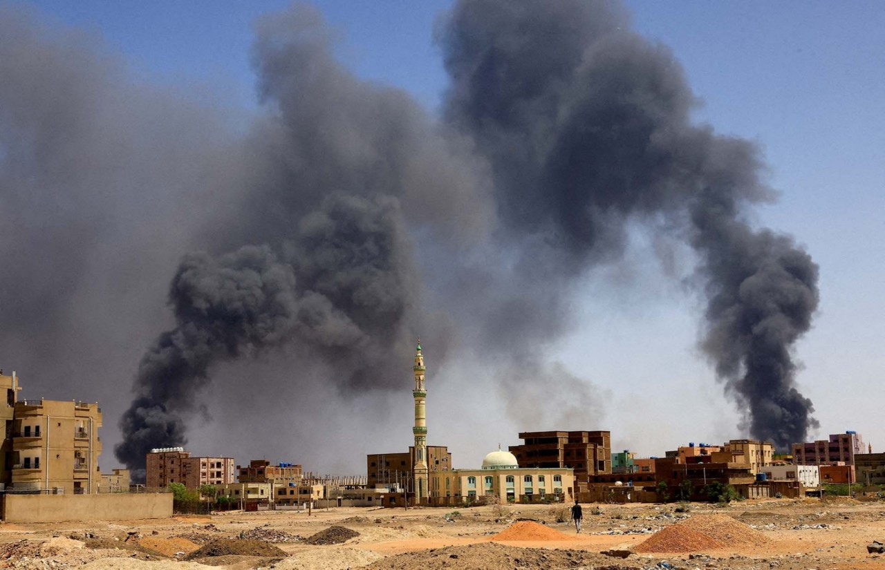Hình ảnh sau một vụ không kích ở phía Bắc thủ đô Khartoum, Sudan. (Nguồn: Reuters)
