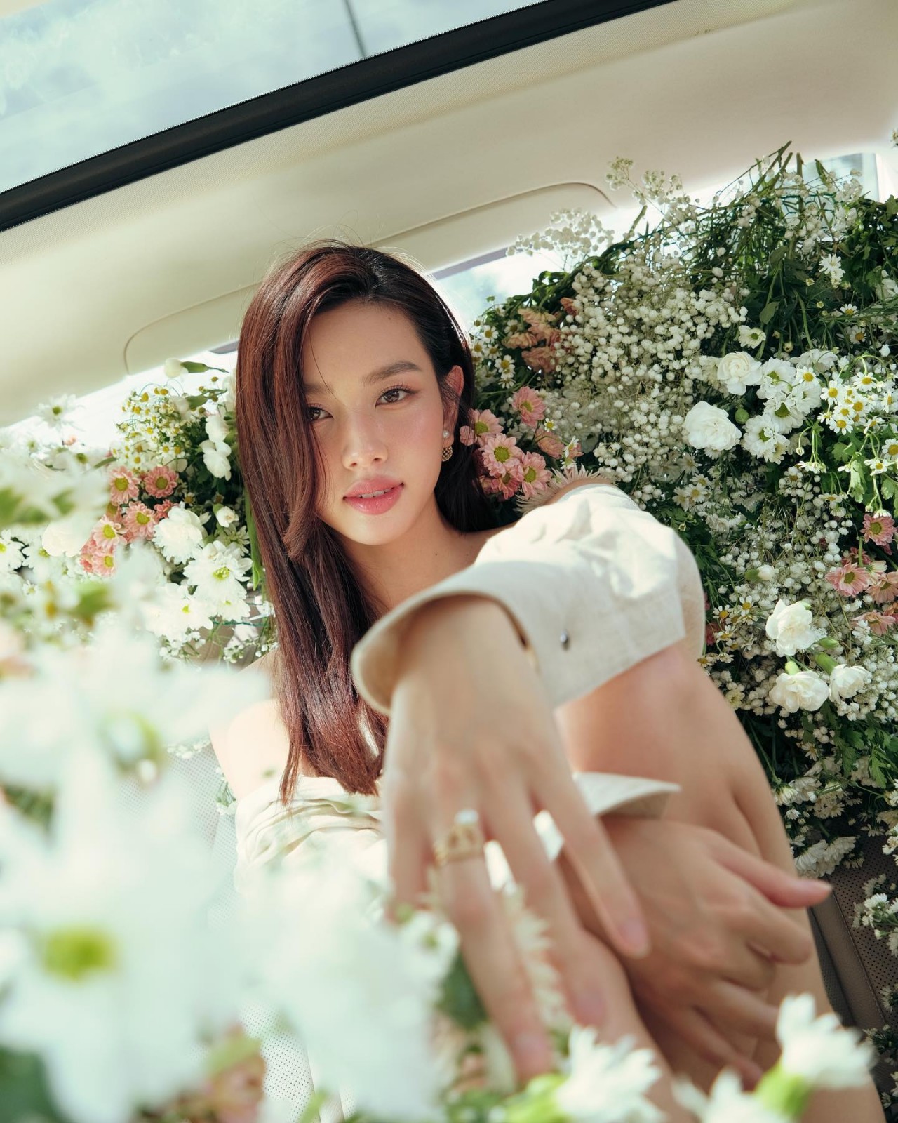 Bộ ảnh Hoa hậu Thùy Tiên trang điểm nhẹ nhàng, tôn vẻ đẹp trong trẻo