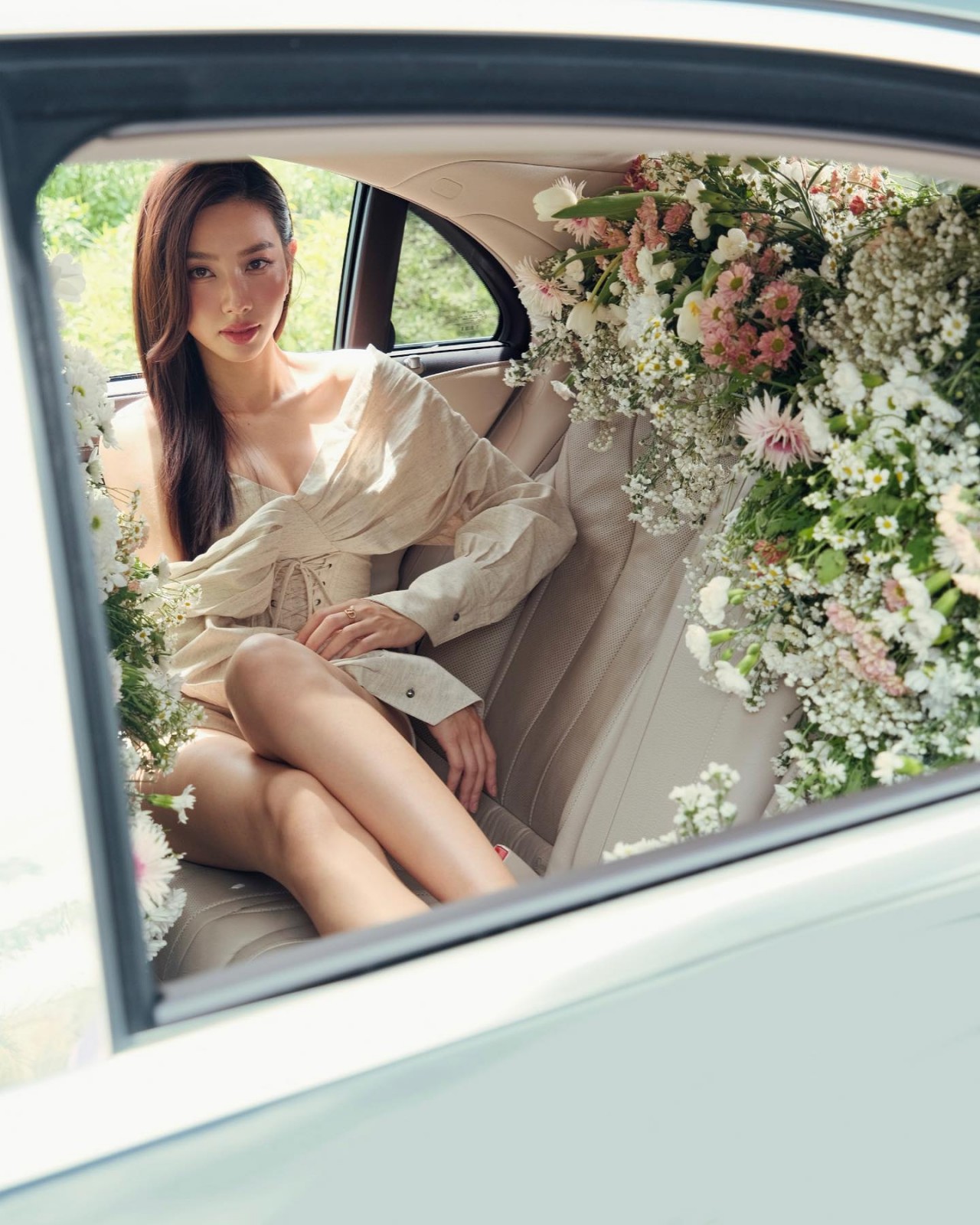 Bộ ảnh Hoa hậu Thùy Tiên trang điểm nhẹ nhàng, tôn vẻ đẹp trong trẻo