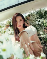 Bộ ảnh Hoa hậu Thùy Tiên trang điểm nhẹ nhàng, tôn vẻ đẹp trong veo