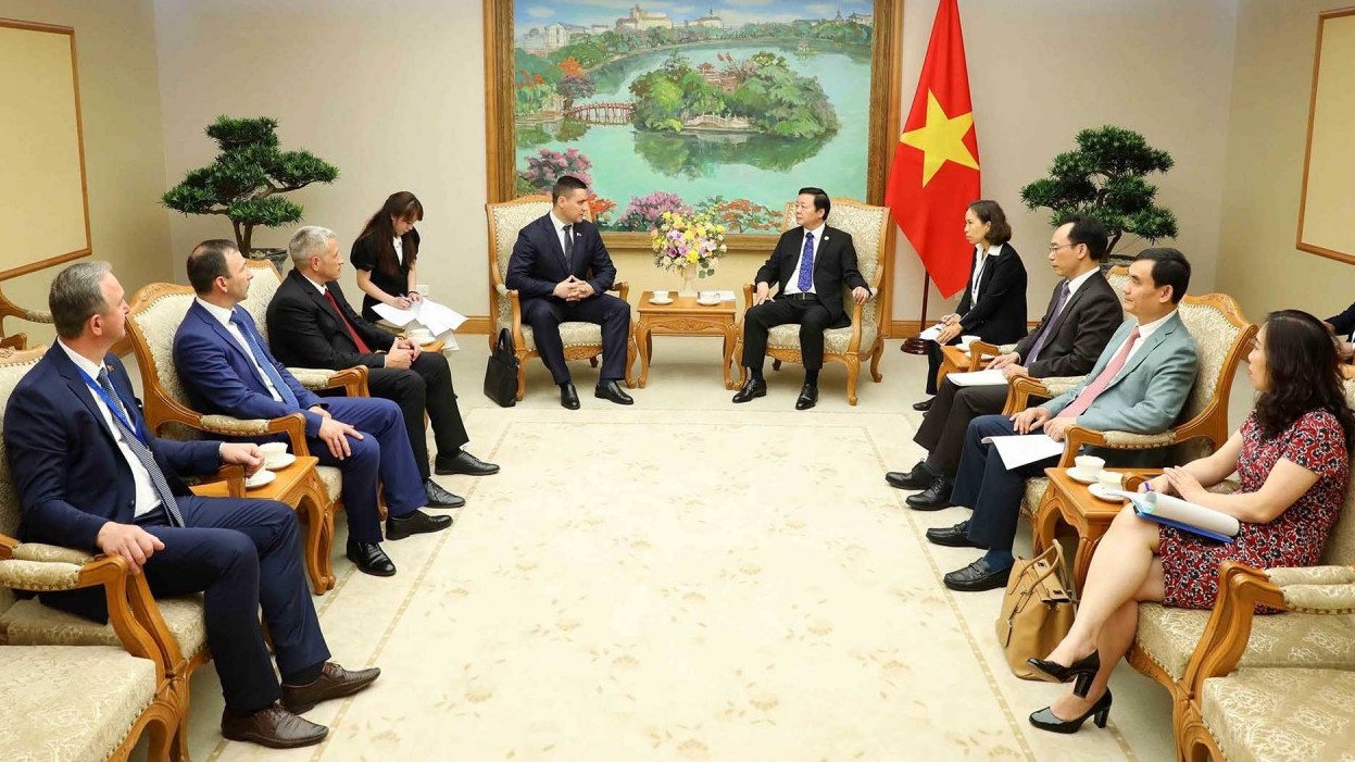 Deputy PM Tran Hong Ha receives Belarusian Minister of Education