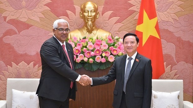 NA Vice Chairman Nguyen Khac Dinh receives Cuban Minister of Justice