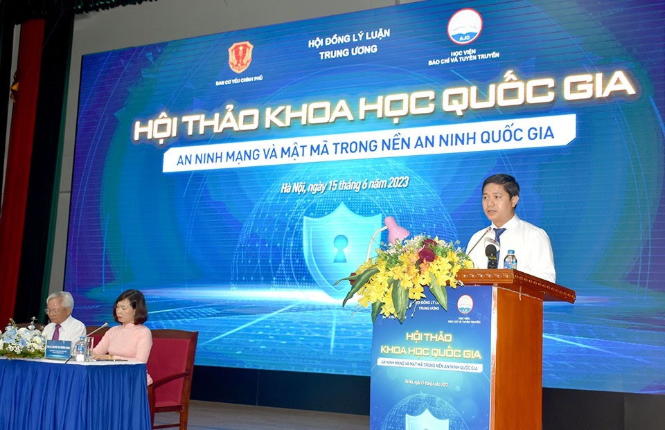 TS. Nguyễn Hữu Hùng, Phó Trưởng ban Ban Cơ yếu Chính phủ phát biểu khai mạc Hội thảo. (Nguồn: BTC)