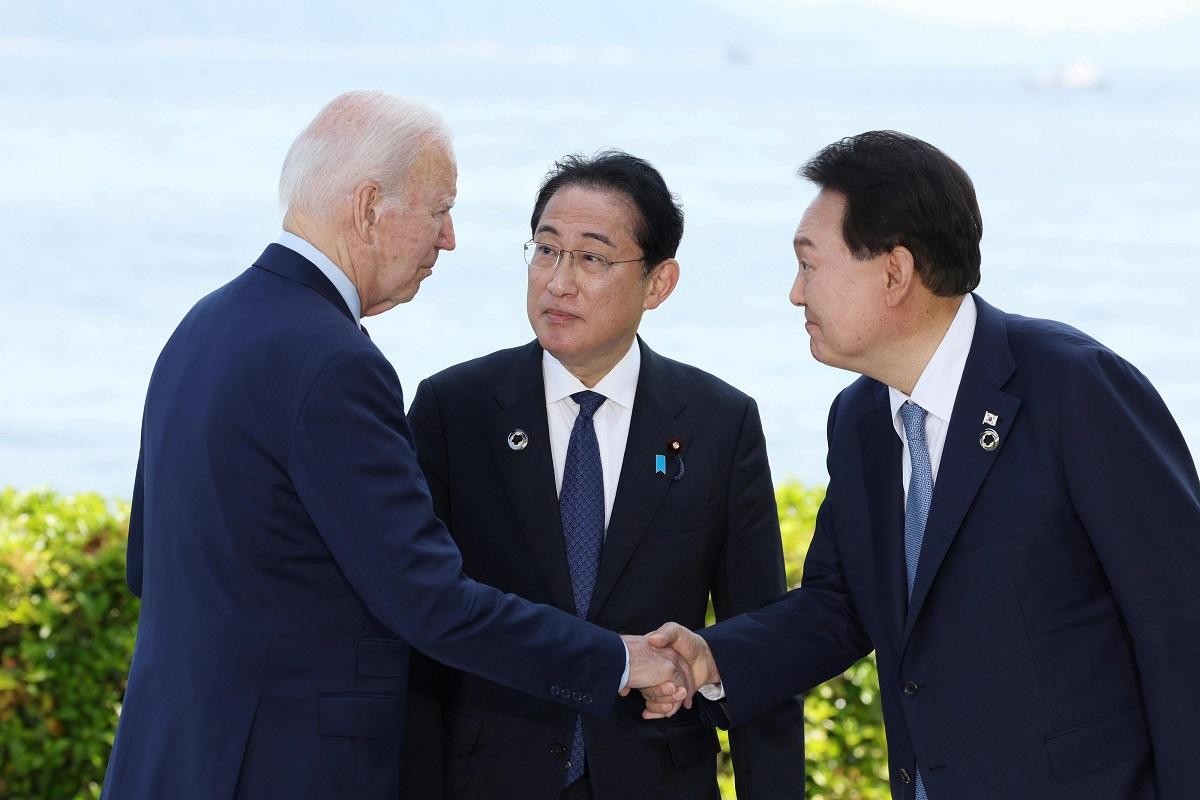 (06.16) Tổng thống Mỹ Joe Biden, người đồng cấp Hàn Quốc Yoon Suk Yeol và Thủ tướng nước chủ nhà Kishida Fumio tại Hiroshima, Nhật Bản tháng Tư vừa qua. (Nguồn: AFP)