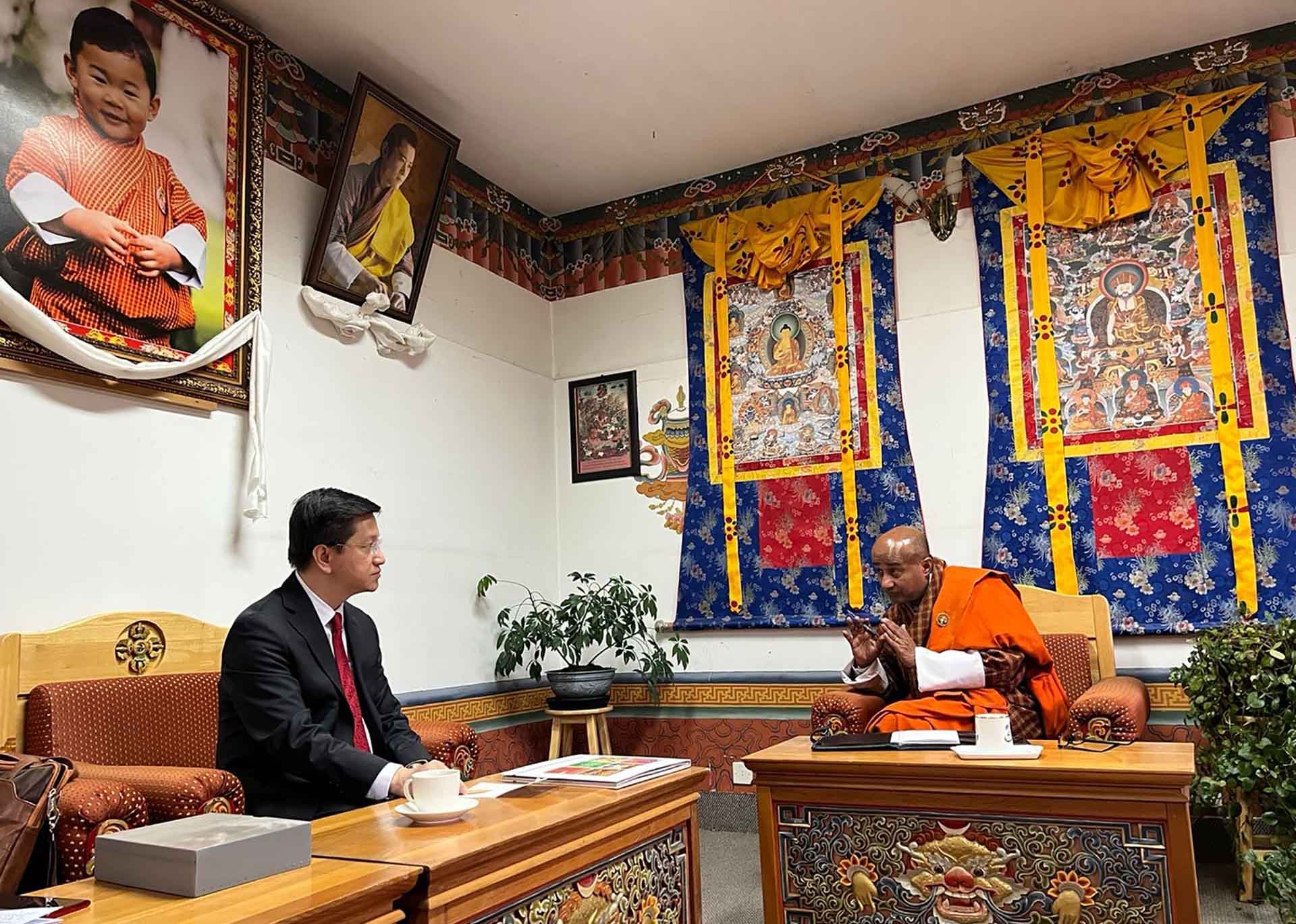 Đại sứ Nguyễn Thanh Hải gặp Bộ trưởng Năng lượng và Tài nguyên thiên nhiên Loknath Sharma.