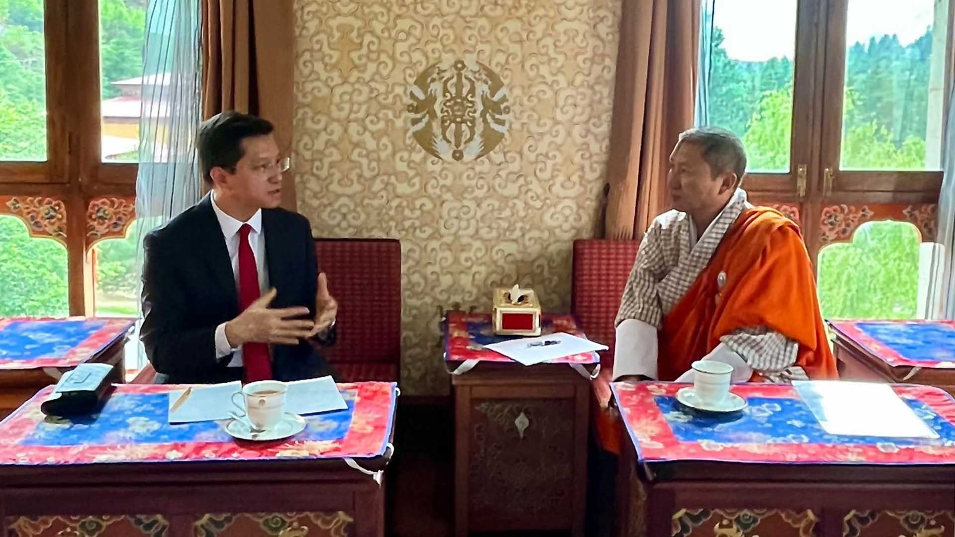 Đại sứ Nguyễn Thanh Hải gặp Bộ trưởng Ngoại giao và Thương mại quốc tế Tandi Dorji.
