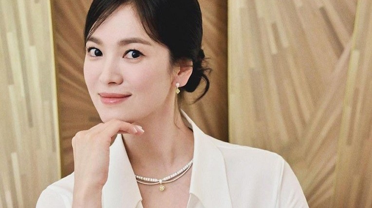 Song Hye Kyo đẹp cùng năm tháng với thời trang công sở giản đơn kết hợp áo sơ mi trơn một màu
