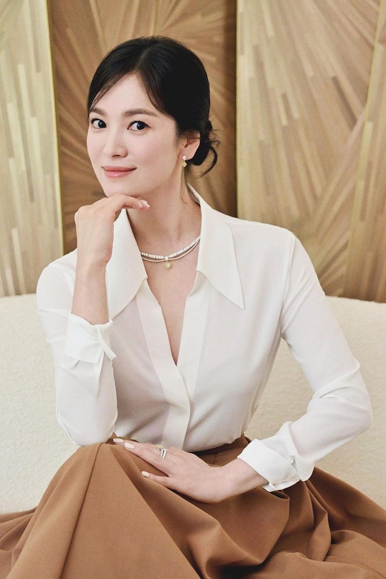 Dù mix đồ không cầu kỳ, Song Hye Kyo vẫn ghi điểm về khí chất. Trong những bức ảnh đăng tải trên Instagram cá nhân, cô được nhiều khán giả khen ngợi phong cách.