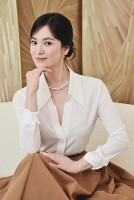 Song Hye Kyo đẹp cùng năm tháng với thời trang công sở giản đơn kết hợp áo sơ mi trơn một màu