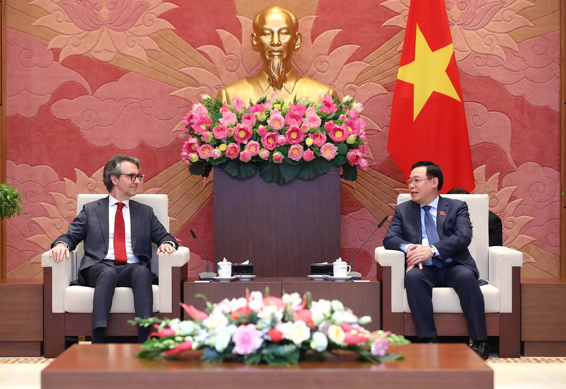 Chủ tịch Quốc hội Vương Đình Huệ tiếp Đại sứ, Trưởng Phái đoàn Liên minh châu Âu tại Việt Nam Giorgio Aliberti. (Nguồn: TTXVN)