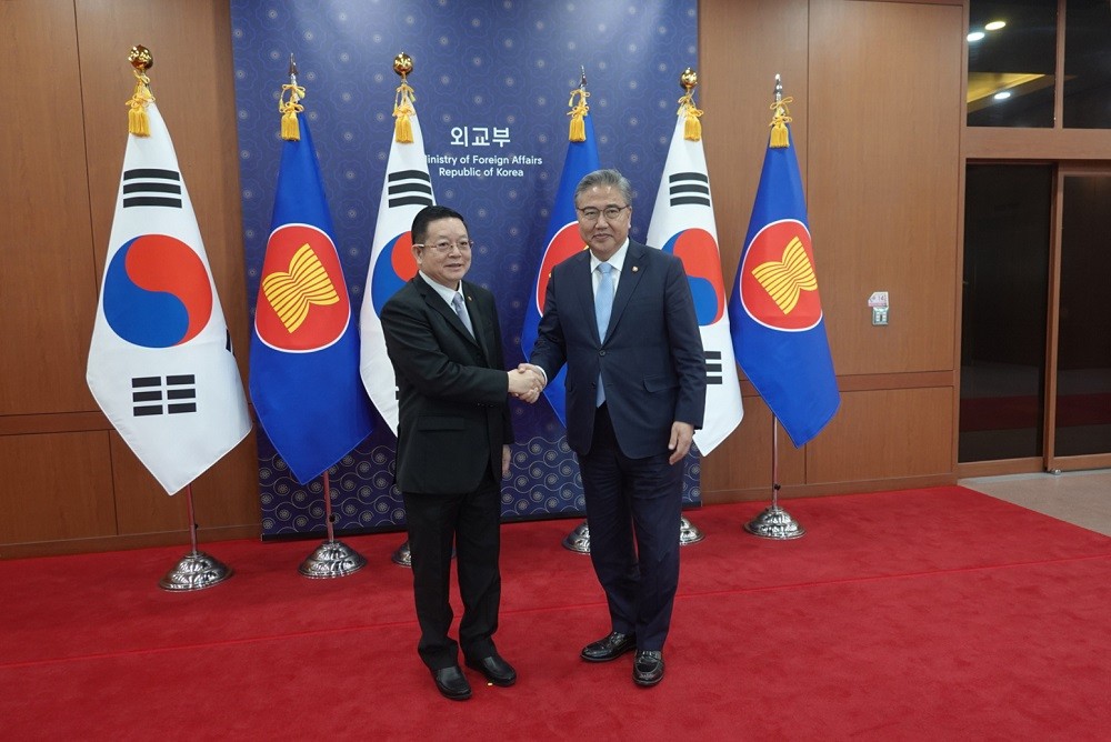 (06.16) Tổng Thư ký ASEAN Kao Kim Hourn và Ngoại trưởng Hàn Quốc Park Jin tại Seoul ngày 16/6. (Nguồn: ASEAN.org)