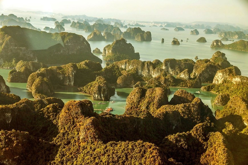 The adjacent islands create miniature bays, where boats leave anchors. (Photo: VNA)