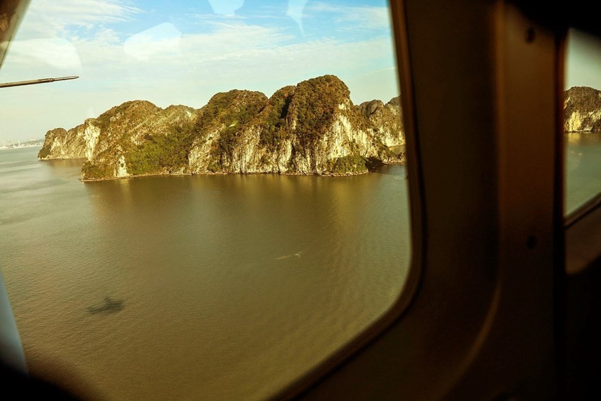 The best times for the most stunning views are six in the morning and four-thirty in the afternoon since watching the sunrise and sunset on Halong Bay is absolutely beyond comprehension from these points of view. (Photo: VNA)