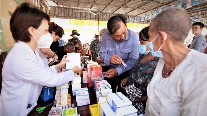 Người dân Campuchia xúc động khi được các y, bác sĩ Việt Nam khám bệnh, cấp thuốc miễn phí