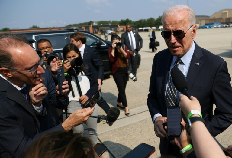 Tổng thống Mỹ Joe Biden trả lời phỏng vấn báo chí tại căn cứ Andrews ở Maryland, ngày 17/6. (Ảnh: Julia Nikhinson)