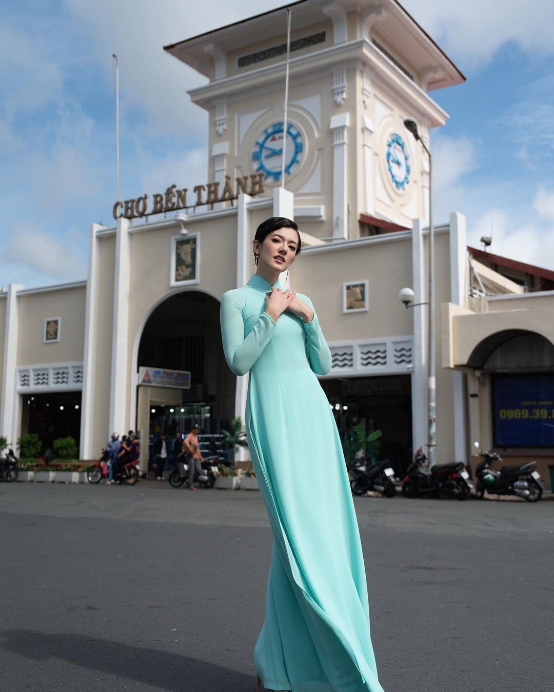 Trên Instagram, Megumi Wilson cho biết, đã có một trải nghiệm tuyệt vời khi mặc áo dài, trang phục truyền thống của Việt Nam, chụp ảnh trước chợ Bến Thành.